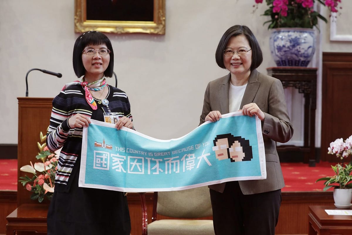 蔡英文總統今（27）日接見由衛福部長陳時中陪同的「防疫醫護人員」。 圖：擷自蔡英文臉書粉專