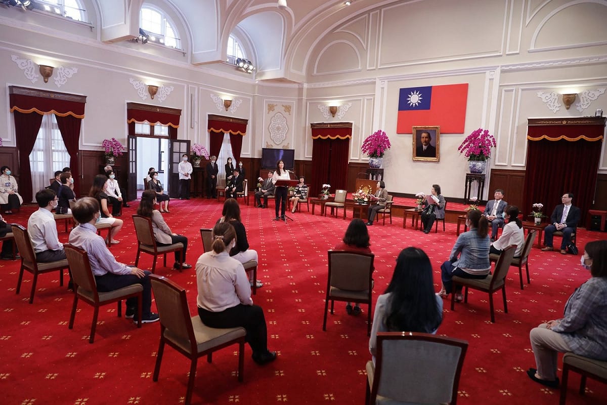 蔡英文總統今（27）日接見由衛福部長陳時中陪同的「防疫醫護人員」。 圖：擷自蔡英文臉書粉專