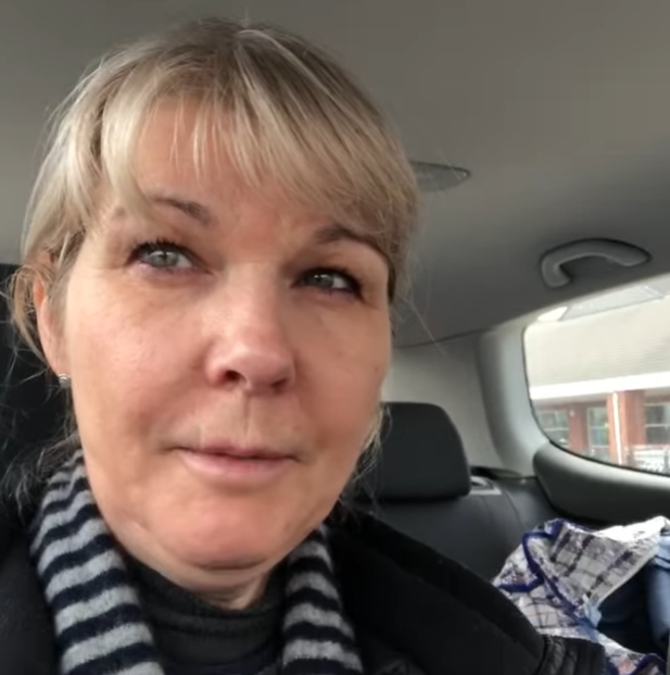 先前流淚向民眾呼籲別囤貨的英國護理師道恩(Dawn Bilbrough)近日疑似出現武漢肺炎相關症狀。 圖：擷取自Dawn Bilbrough臉書影片