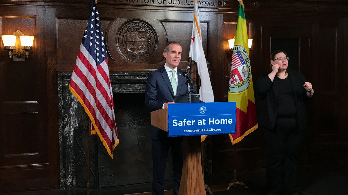 洛杉磯市長艾瑞克·賈西迪（Eric Garcetti）表示，隨著確診人數不斷增加，政府已和多個製造商合作 ，協助生產口罩。 圖：翻攝自推特