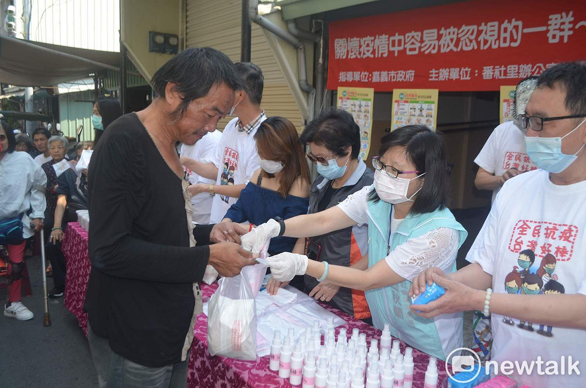 嘉義市愛鄉慈善會等單位今天聯合舉行捐贈防疫物資給街友的公益活動。 圖：蔡坤龍/攝