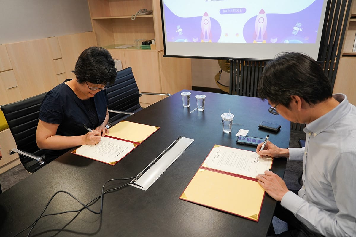 新北市經發局長何怡明（左）、臺大創創中心執行長曾正忠簽署合作備忘錄，將共同培育ARVR及橘色科技的新創公司，強化新北的創業生態系。  圖：新北市經發局／提供