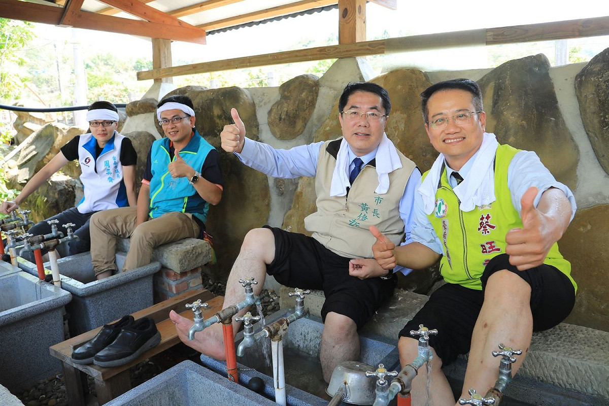 黃偉哲和市議員穎艾達利、周奕齊、蔡旺詮在現場示範溫泉泡腳，。 圖：黃博郎／攝