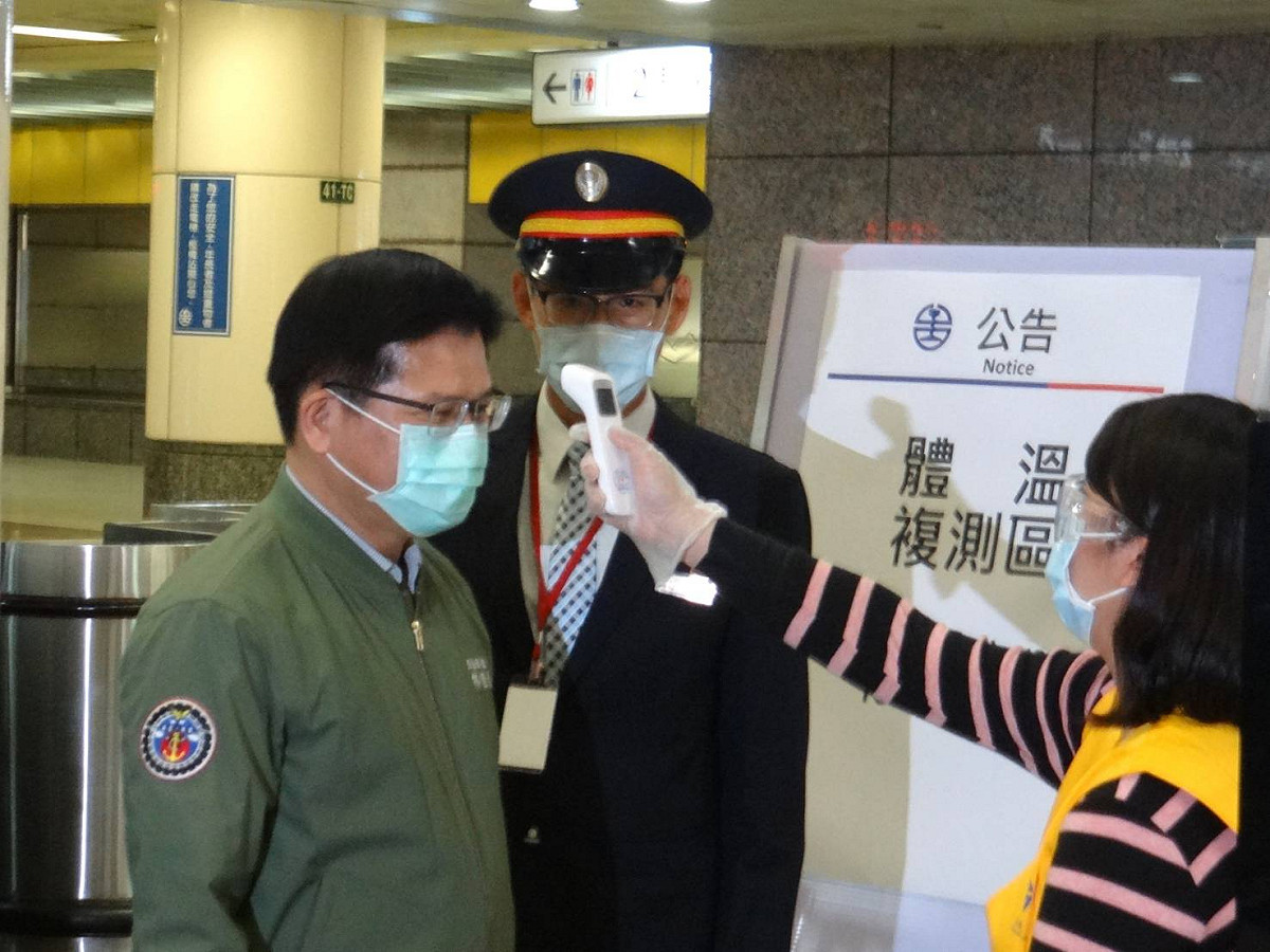 4月1日起進入各交通場站須量體溫，並全程戴口罩搭乘，有違規者可拒載。 圖：交通部／提供
