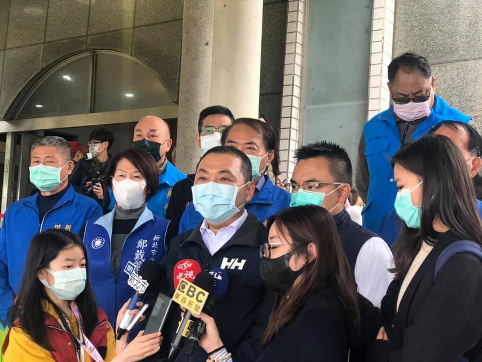新北市長侯友宜今（29）日赴八里慈恩納骨塔視察。 圖：翻攝自鄭戴麗香臉書