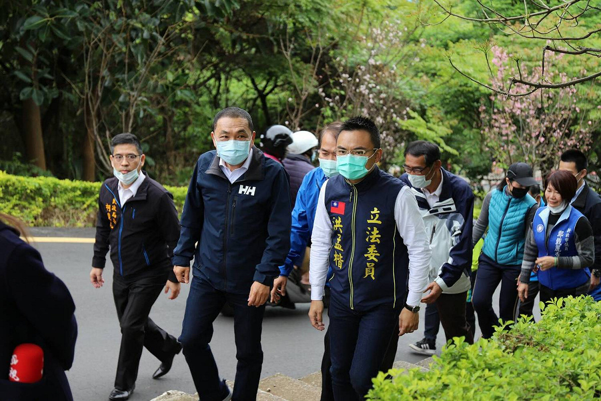 侯友宜偕立委洪孟楷等人前往八里慈恩納骨塔，視察清明防疫措施執行情形及增設電梯進度。 圖：新北市民政局提供