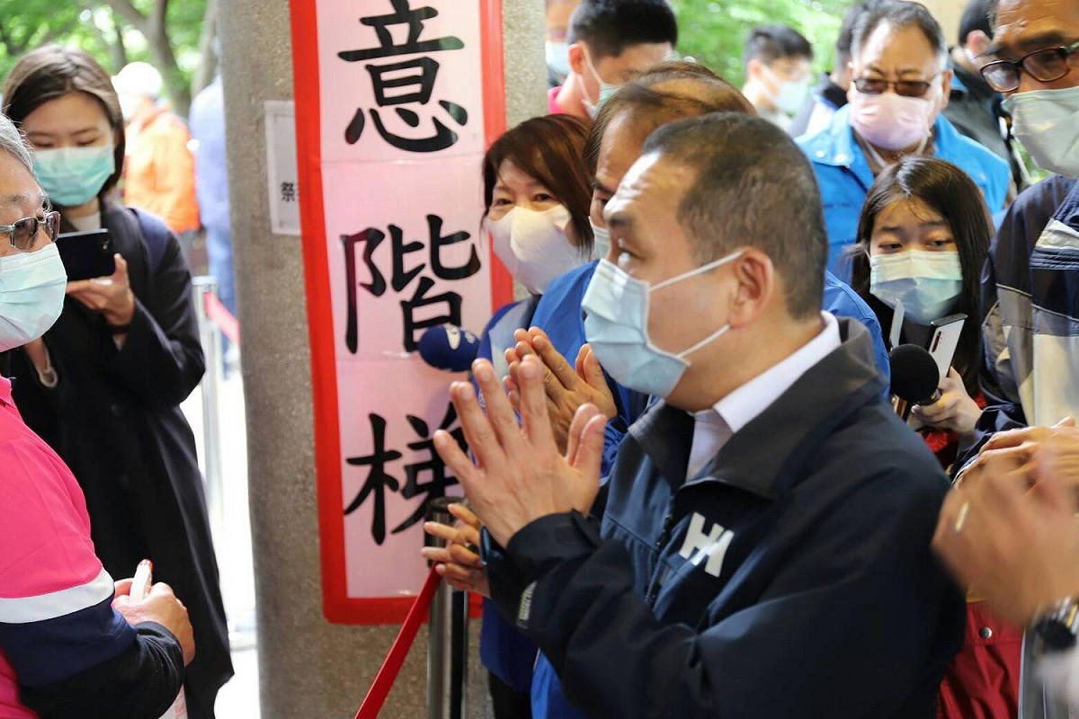侯友宜肯定八里慈恩納骨塔工作人員辛勞，面對新冠肺炎疫情嚴峻，也呼籲民眾線上追思、孝心不減。  圖：新北市民政局提供