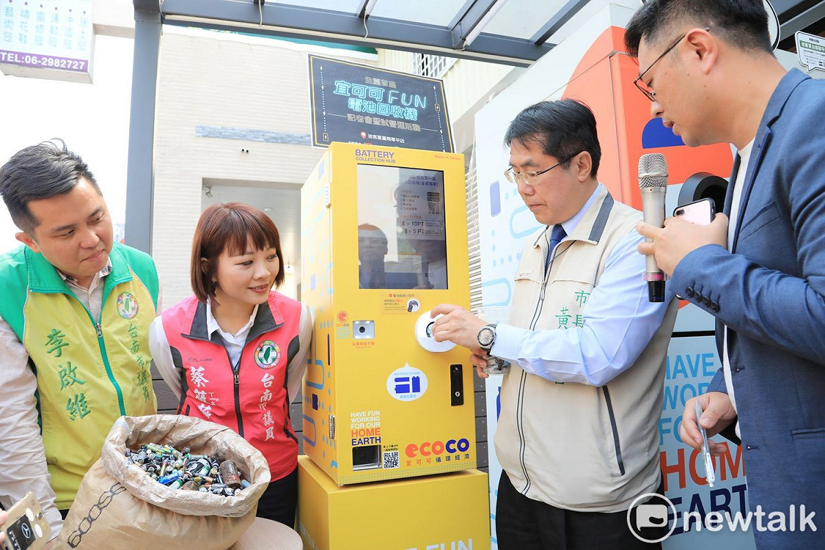 台南市長黃偉哲與市議員蔡筱薇、李啟維一同擔任電池回收「首投族」，鼓勵大家將廢電池投入智慧回收機，確實回收避免亂丟造成環境汙染。 圖：黃博郎／攝