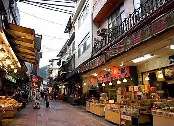 國內確診第268案上月曾造訪新北市金山區及烏來區，新北市政府已於今晚7時派員在烏來老街進行消毒工作。