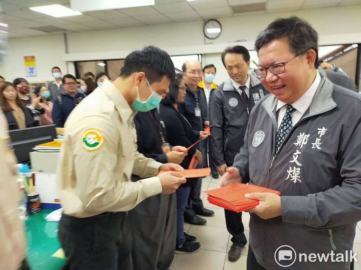 鄭文燦頒發禮券感謝公所第一線防疫人員這段時間的辛勞。 圖：林昀真/攝