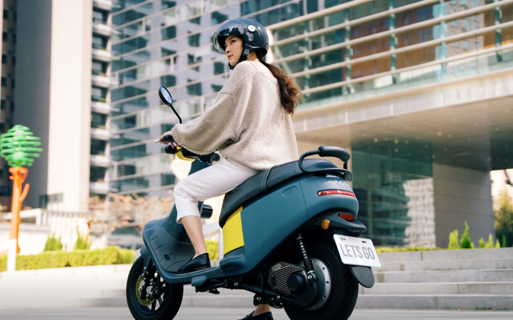 Gogoro發現旗下 Gogoro 2 系列車款恐有騎到一半突然斷電的缺陷後，公告告知車主上服務網站預約回廠維修服務。 圖：擷取自Gogoro Taiwan臉書