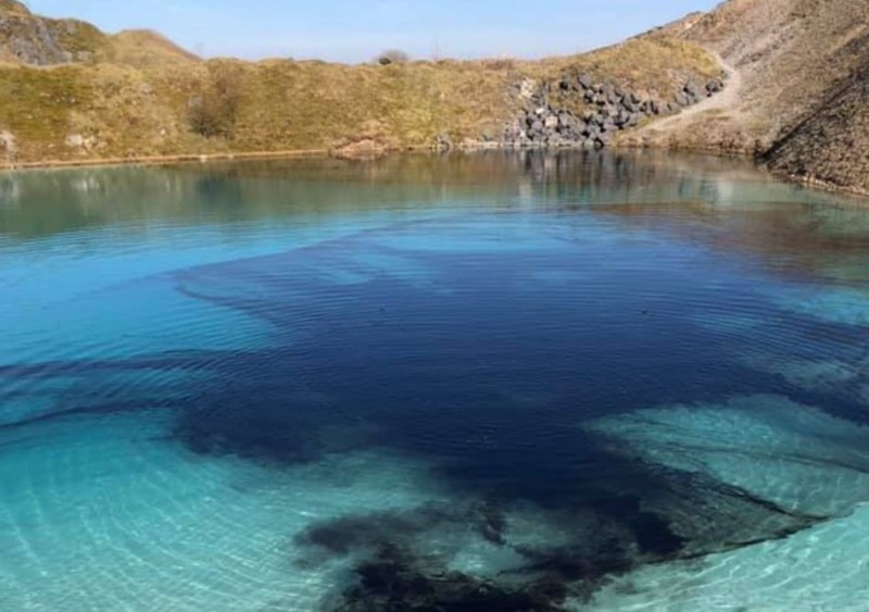 英國一處「藍色湖泊」吸引大批民眾朝聖，當地警方擔心疫情擴散，只好決定將湖水染黑。 圖：翻攝Buxton Police SNT臉書
