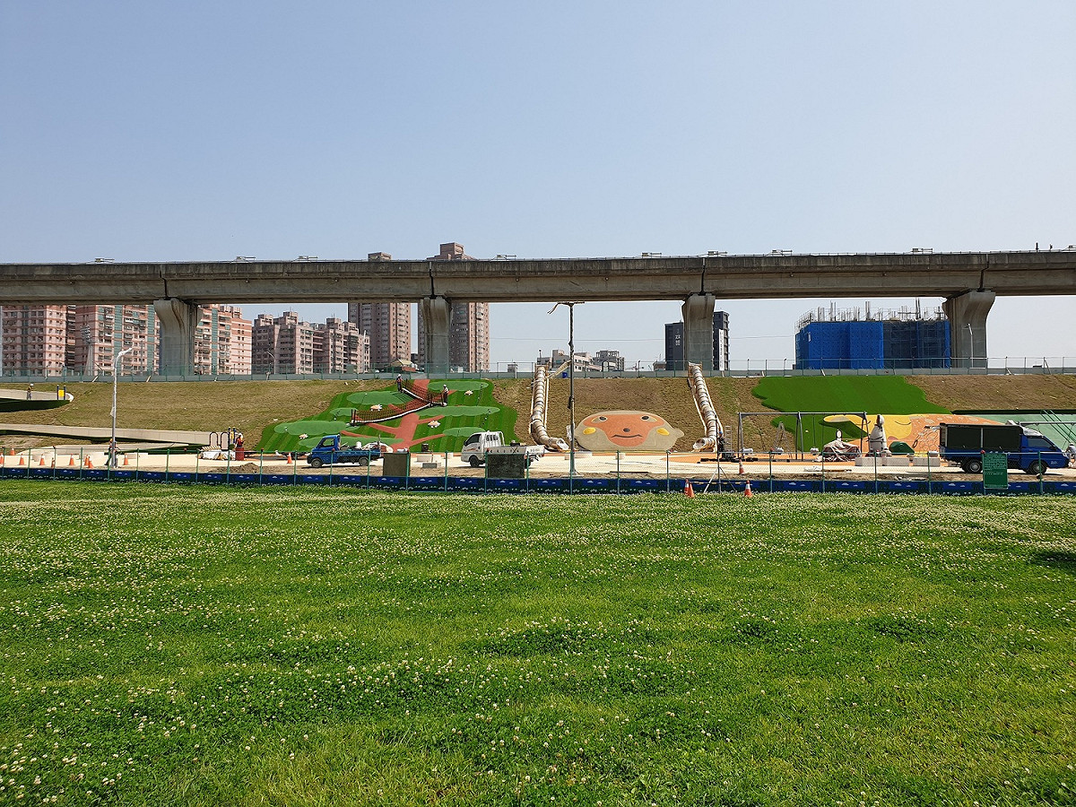 新北市大都會公園獼猴溜滑梯原定4月開放，因武漢肺炎疫情影響，來自國外的設施暫時無法復工生產，開放時間延後。 圖：新北市政府高灘地工程管理處／提供