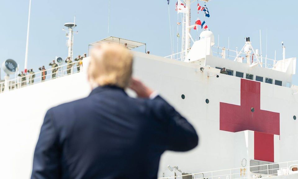 美國總統川普在維吉尼亞州的諾福克海軍基地，親自為海軍醫療船「舒適號」送行。 圖：翻攝自美國白宮臉書