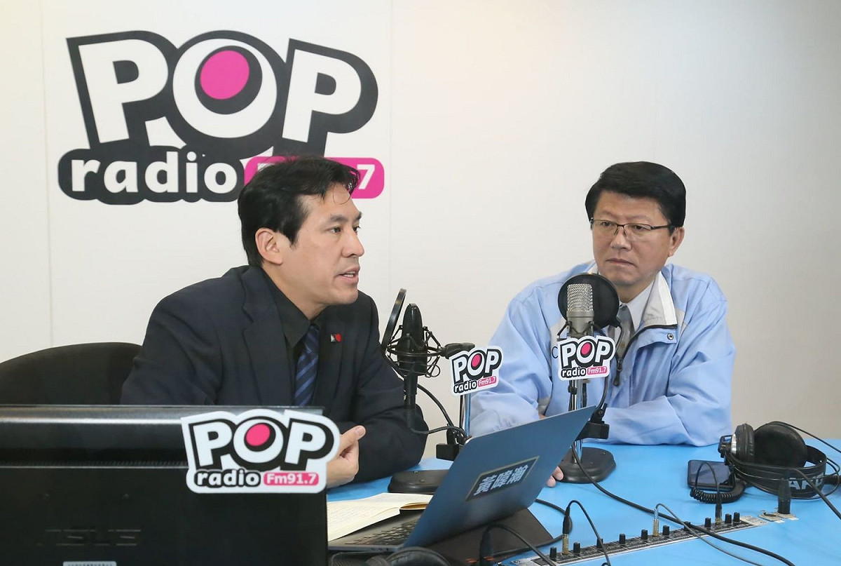 國民黨副秘書長謝龍介接受電台專訪。 圖：《POP撞新聞》提供