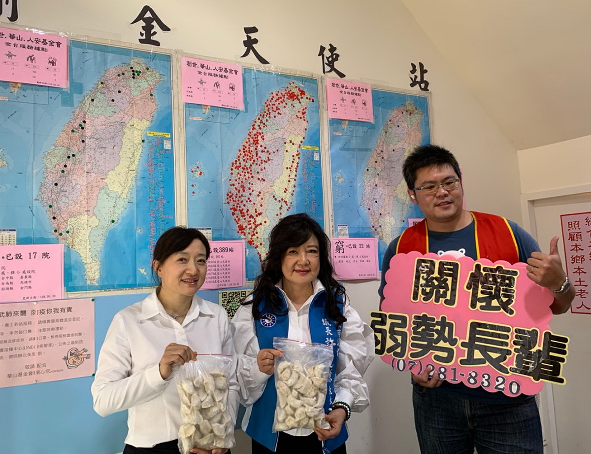 高雄市議會議長許崑源夫人林絲娛(中)代表致贈愛心水餃。 圖：高雄市議會/提供