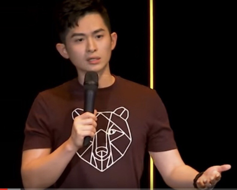 博恩在節目上自曝兒時被性侵，一番言論惹爭議。 圖：翻攝《博恩站起來》YouTube