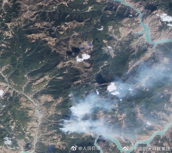 中國資源衛星應用中心以衛星拍攝火勢的最新情形。 圖：翻攝自人民日報臉書