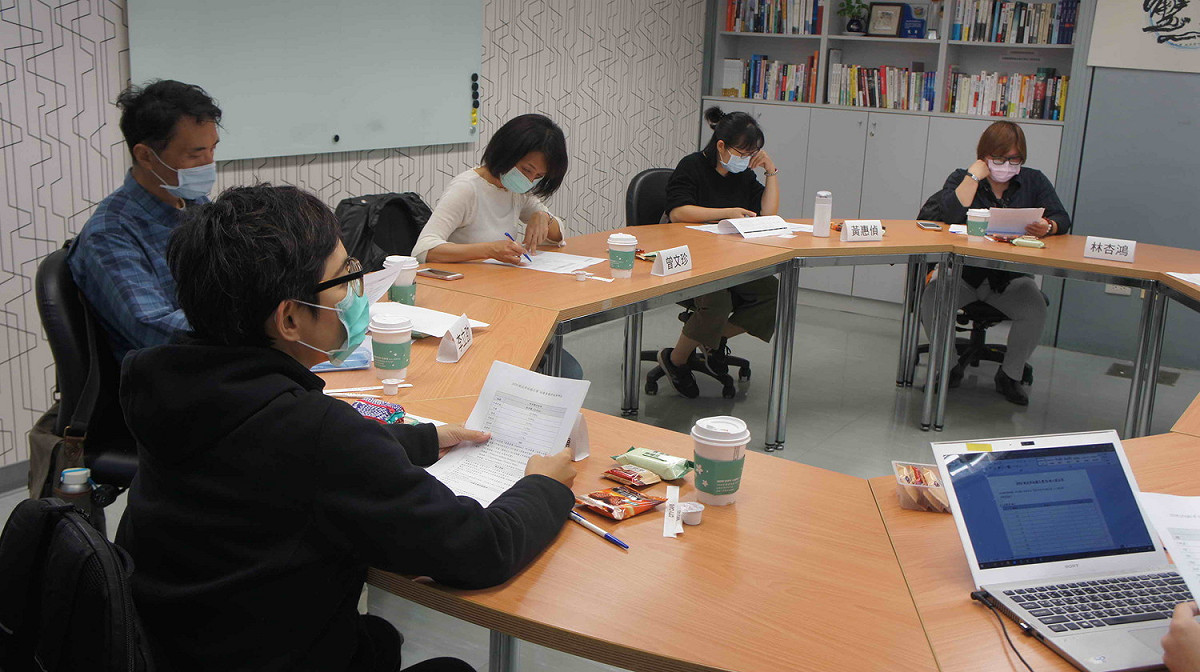 「2020新北市紀錄片獎」初審評審團由右至左：影展策展人林杏鴻、黃惠偵導演、曾文珍導演、李立劭導演、莎瓏‧伊斯哈罕布德導演。 圖：新北市新聞局提供