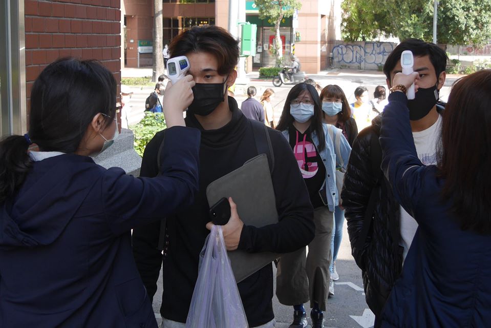國立臺灣師範大學凌晨傳出一名學生確診。照片為該校為學生量測體溫，非當事人。 圖：翻攝國立臺灣師範大學臉書