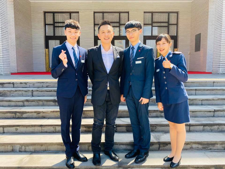 國民黨立委陳以信質詢完巧遇青年，使得他懷念起黃花崗之役。 圖：翻攝陳以信臉書