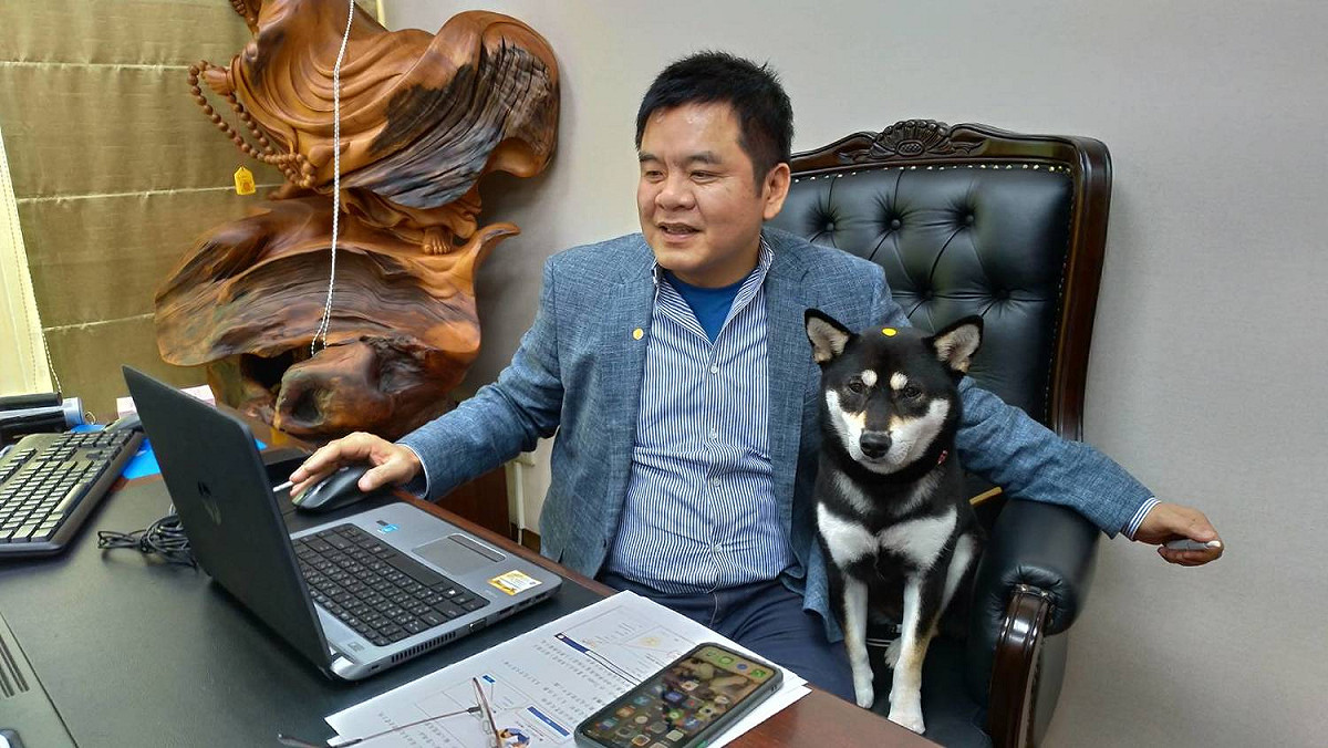 莊瑞雄帶著愛犬一同入鏡。 圖：陳佩君／攝