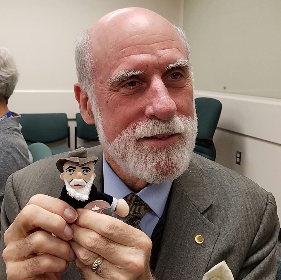 被尊為「網際網路之父」、目前在Google擔任副總裁的76歲瑟夫（Vint Cerf）確診感染武漢肺炎。 圖：取自瑟夫臉書