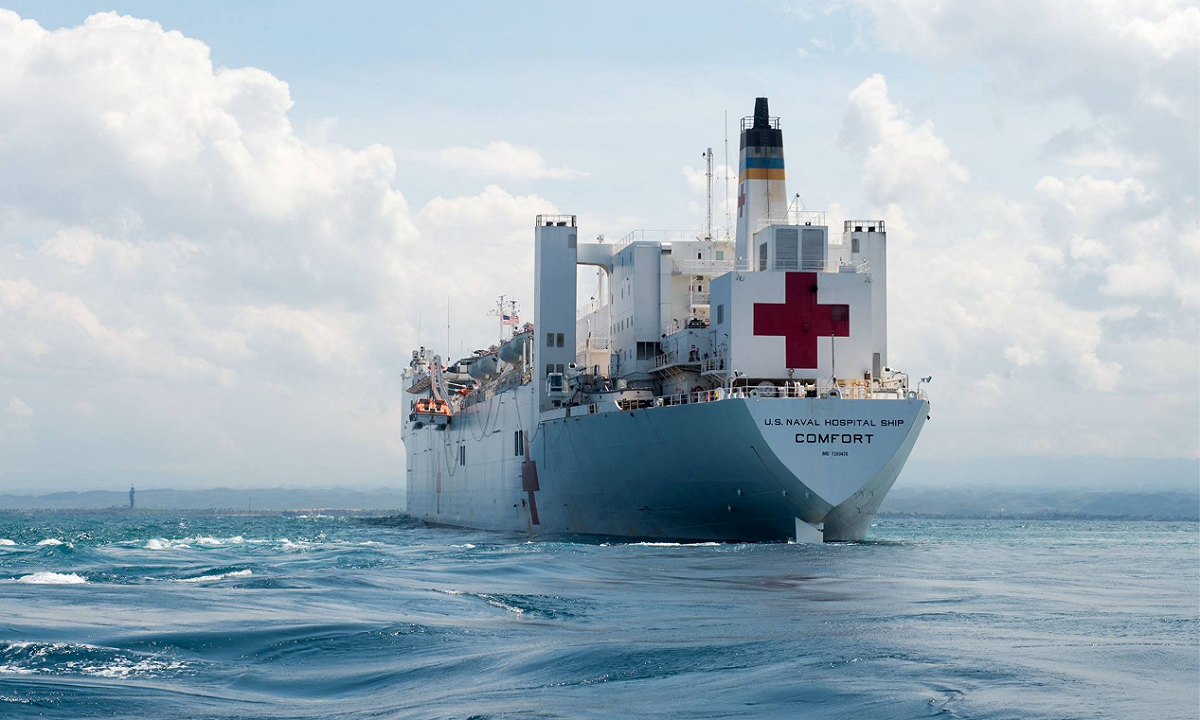 擁有1000張床位的美國海軍醫院船「安慰號」(USNS Comfort)30日抵達紐約港。 圖：翻攝自USNS Comfort臉書