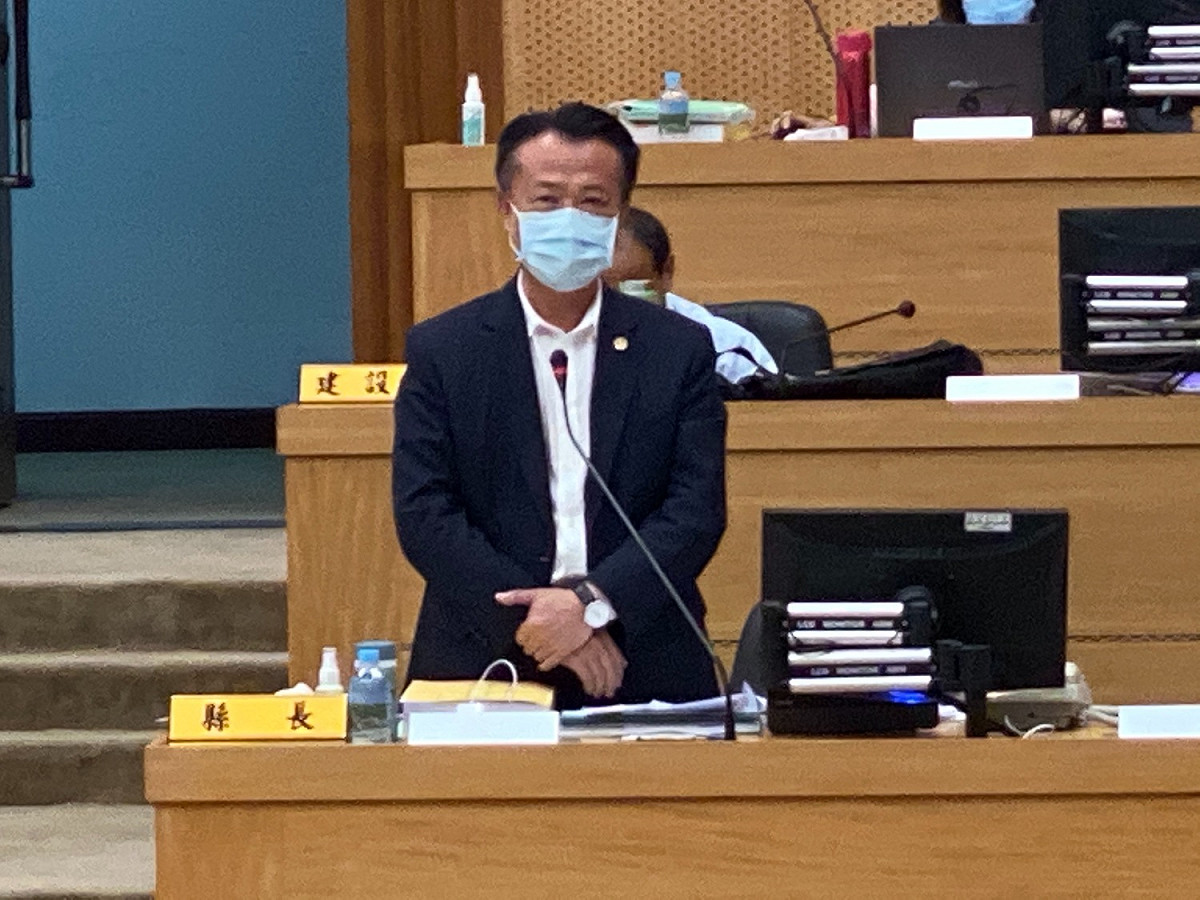 嘉義縣長翁章梁帶著口罩在議會接受質詢。 圖：嘉義縣記者公會/提供