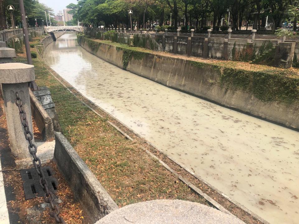 Wecare指出，高雄市一處河堤公園河水顏色呈現乳白色，污濁如「珍奶」。 圖：翻攝Wecare臉書