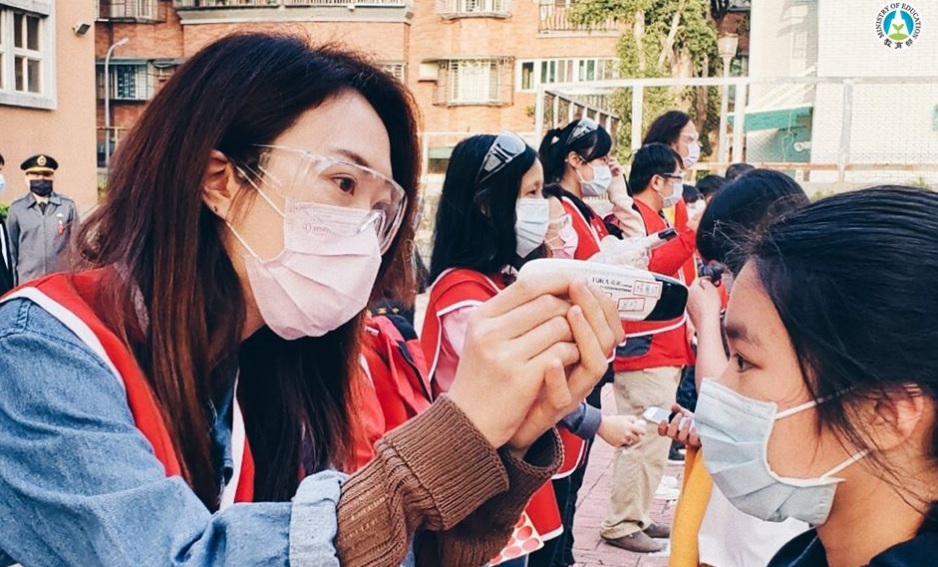 台灣實行口罩實名制，但措施導致來台短期學習的外籍無法購買口罩。(示意圖) 圖：擷取自教育部臉書