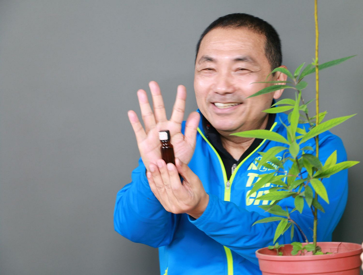 侯友宜以網美手介紹馬告精油。 圖：新北市原民局提供