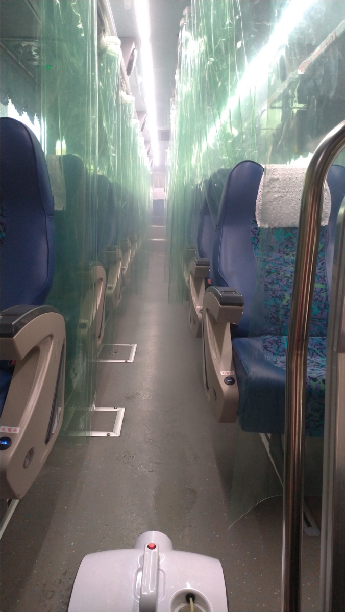 國光客運推出第一台防疫專車，在車上加掛透明防疫隔簾。 圖：國光客運／提供