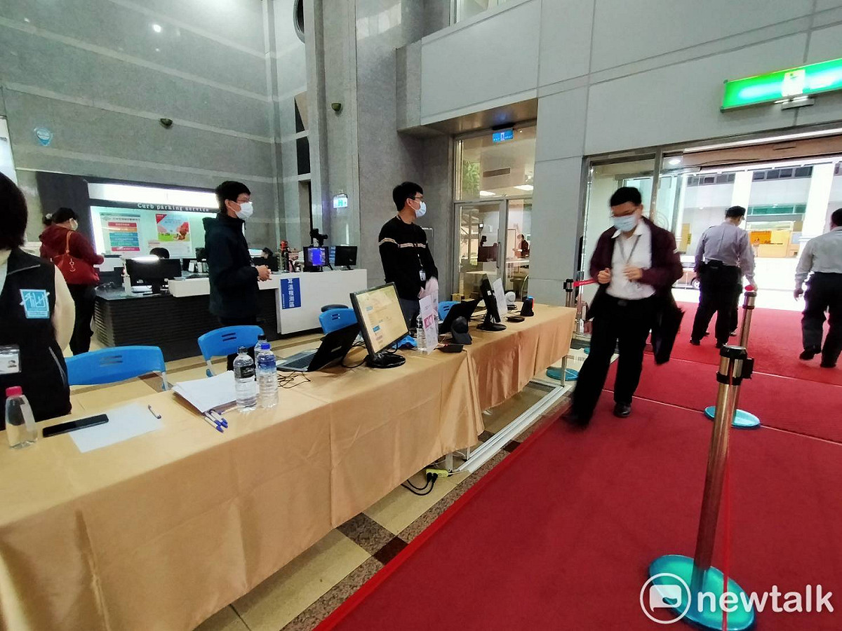 桃園市政府自４／１起採實名制進出管制，民眾需刷市民卡或身分證始能進入市府大樓。 圖：林昀真／攝