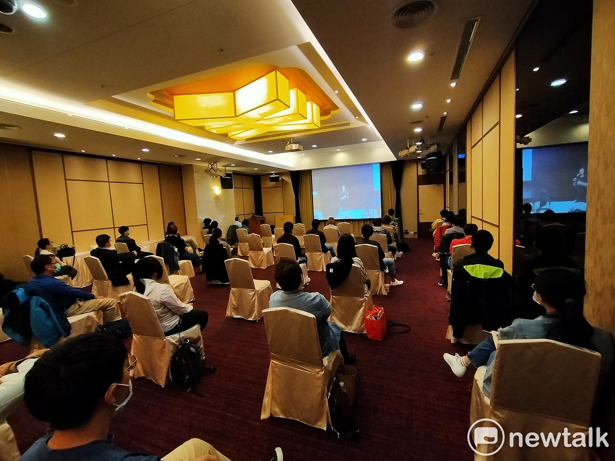 台中市觀光發展協會觀光人才培訓及產業升級轉型課程配合防疫規定，採安全社交距離，並且讓一半的學員在另外一廳視訊同步聽課。 圖:唐復年/攝