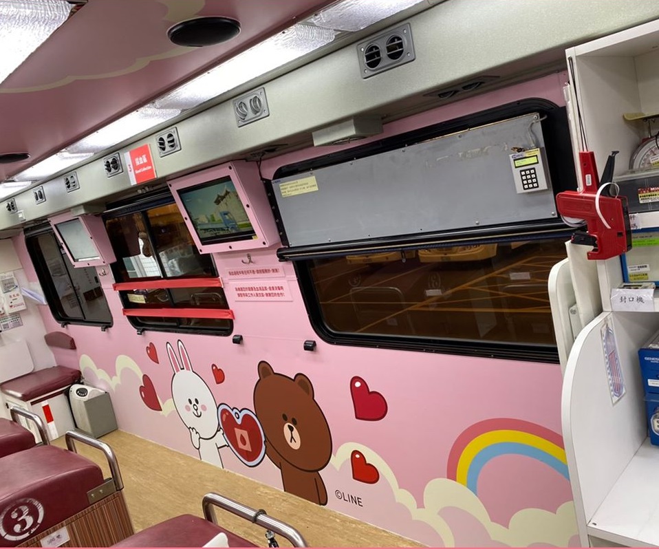 車輛內部裝潢也可以看到LINE FRIENDS角色的身影，非常可愛。 圖：取自台北捐血中心臉書