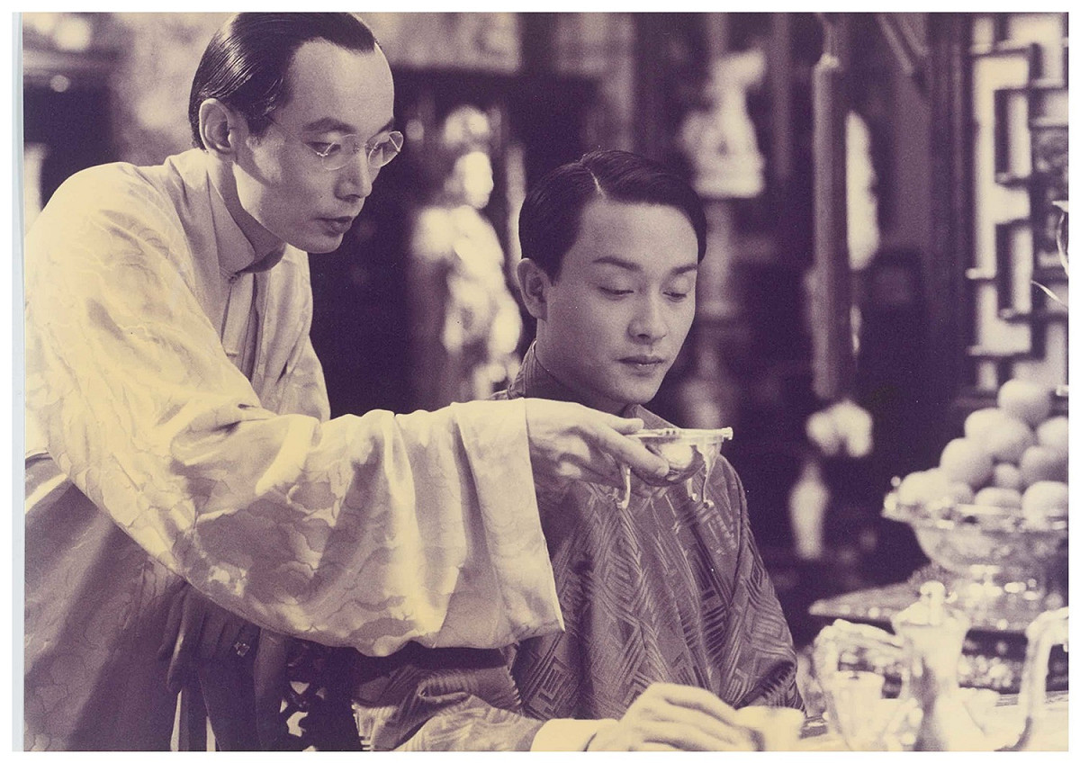 葛優(左)、張國榮(右)在《霸王別姬》中飾演袁四爺、程蝶衣。
