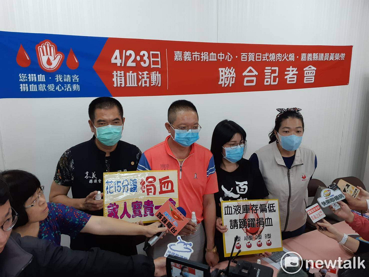 武漢肺炎疫情期間捐血量偏低，捐血中心、燒烤業者及縣議員合辦捐血活動。 圖：蔡坤龍/攝