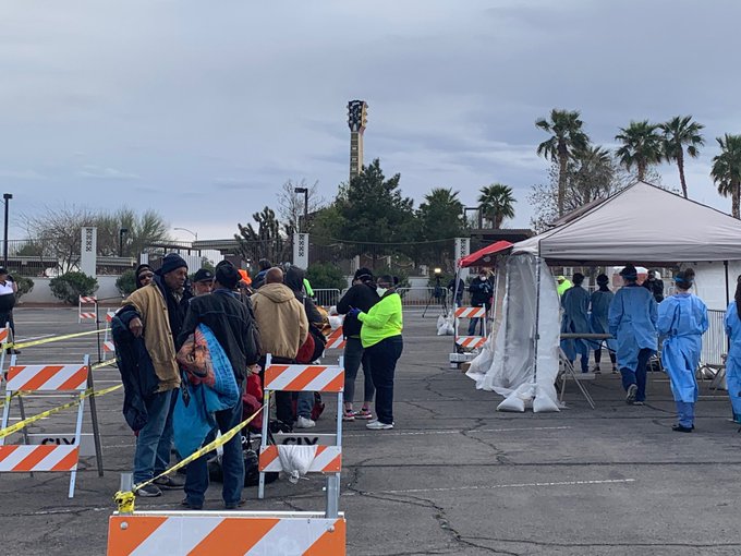 街友準備入住以停車場建成的臨時安置處。 圖：翻攝自Twitter@CityOfLasVegas