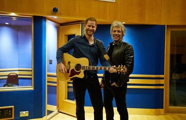 哈利王子（左）與邦喬飛（右）一同獻唱抗疫單曲「Unbroken」。 圖：翻攝jonbonjovi IG