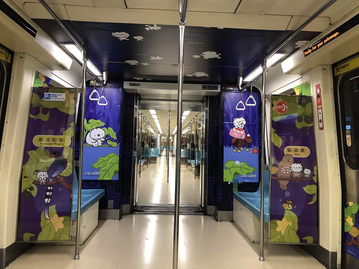 親子列車內部：台灣藍鵲與貓頭鷹。 圖：台北捷運／提供