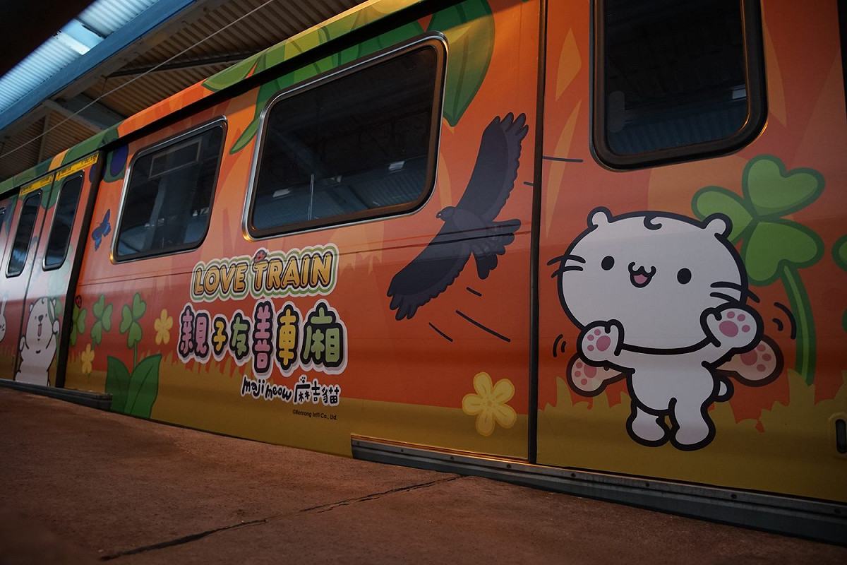 台北捷運推出2020探索森林親子彩繪列車同時繪出早晨、黃昏、夜晚的森林變化。 圖：台北捷運／提供