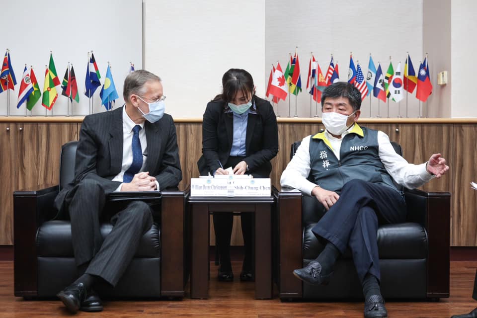 AIT處長酈英傑今天短暫地拜訪了中央流行疫情指揮中心，並親自感謝衛福部長陳時中。 圖：翻攝自AIT臉書