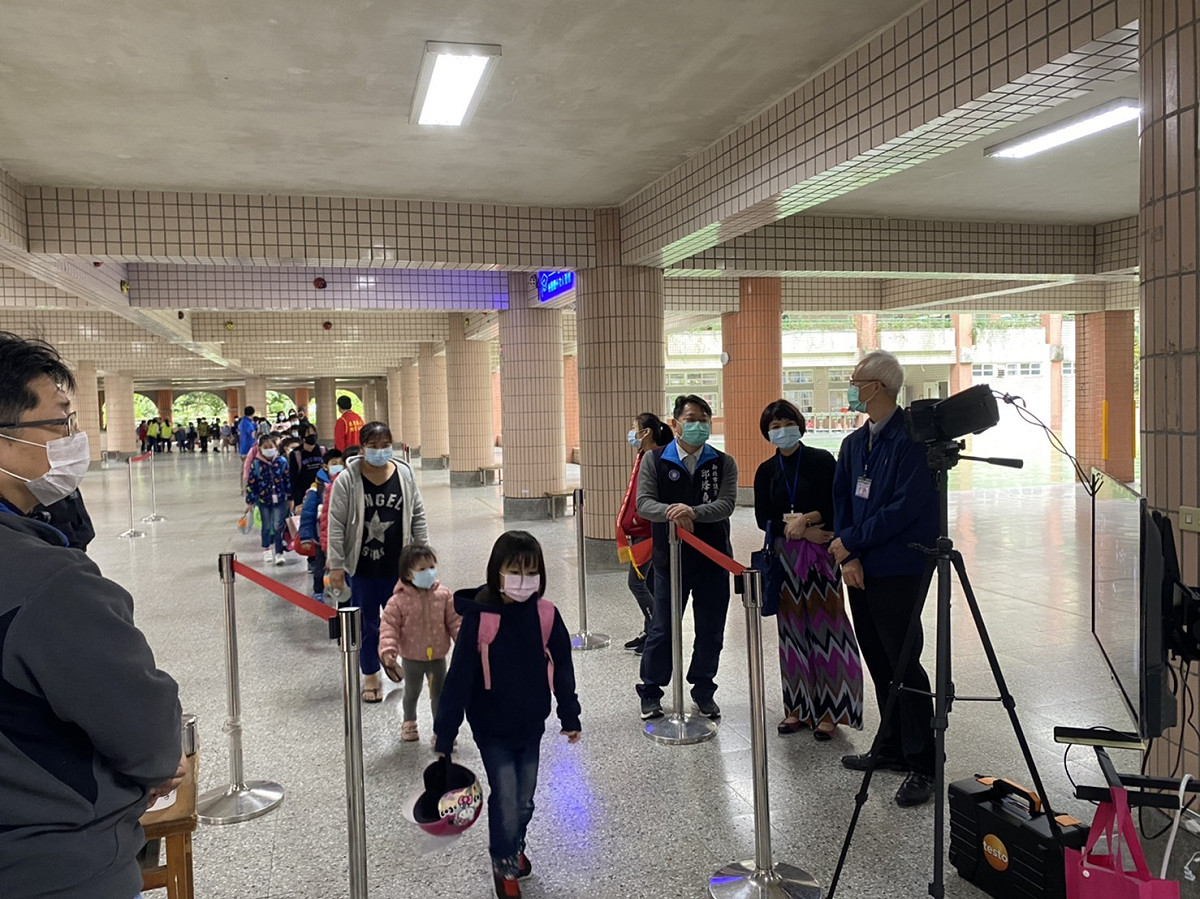 中和區光復國小學童通過紅外線熱像儀量測體溫，防疫又便利。  圖：邱烽堯/提供