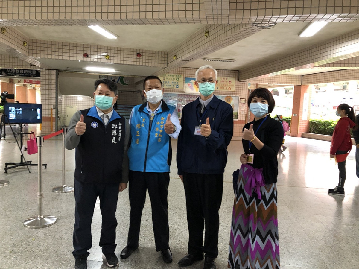 新北市議員邱烽堯到光復國小，了解師生防疫設備及作法。 圖：邱烽堯/提供