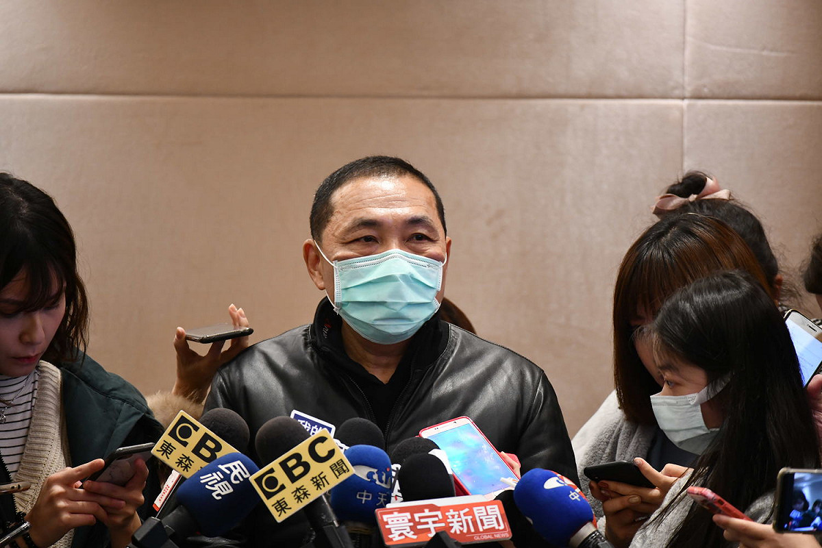 侯友宜再度呼籲中央下令搭公車、捷運需戴口罩。 圖：王峻昌／攝