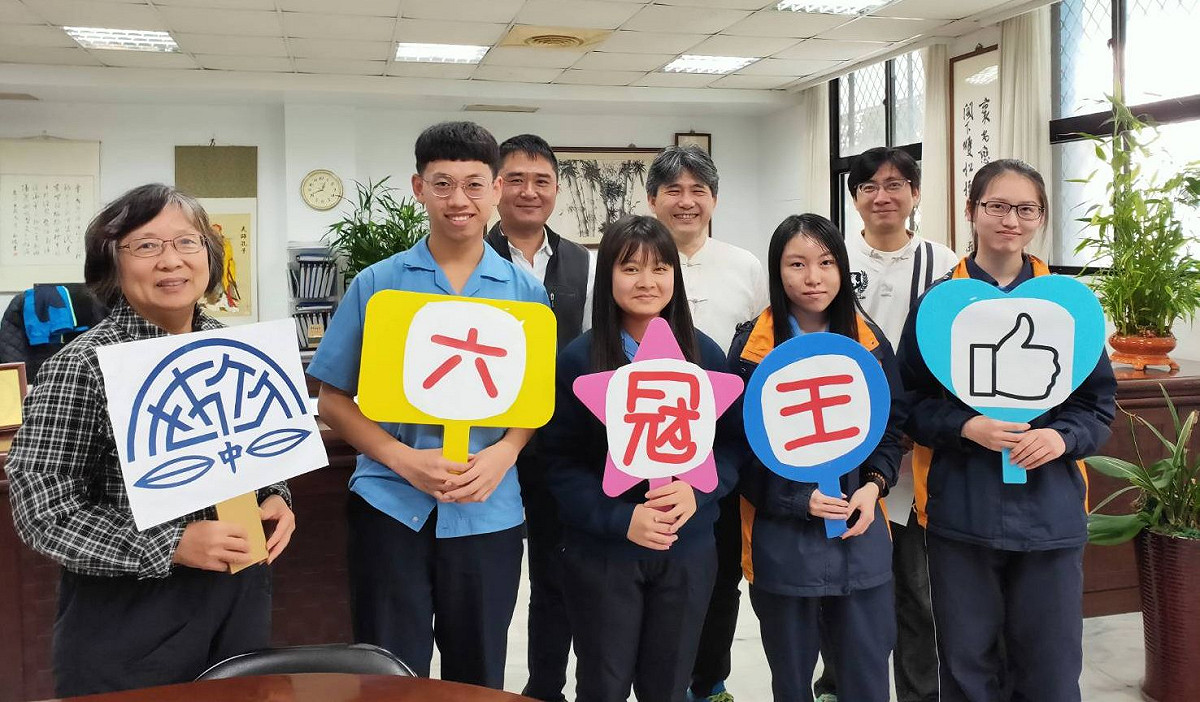 新北市竹林中學在109大學個人申請第一階段篩選，有4位同學申請6學系全部通過，榮登「六冠王」寶座；左一為校長顏麗珠。 圖：竹林中學提供
