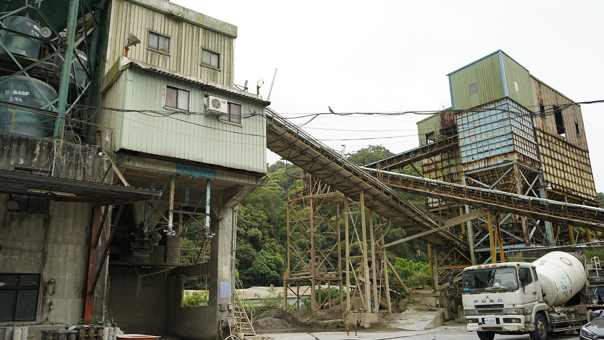 五股區鑽億預拌混凝土廠位於林口特定保護區，且未申請工廠登記，長期非法使用，影響週邊環境品質。  圖：新北市經發局
