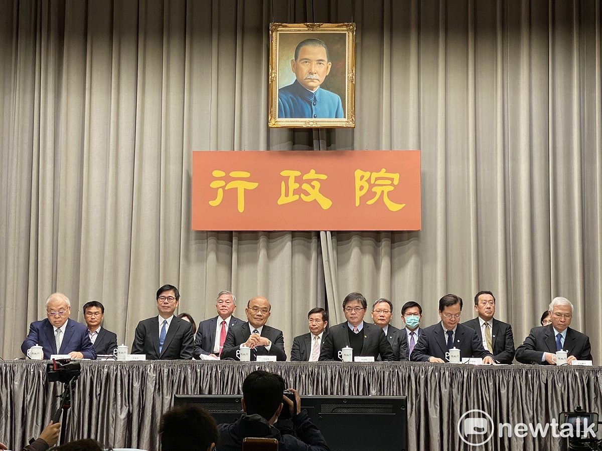 行政院長蘇貞昌率領多個部會首長出席臨時院會會後記者會。 圖：周煊惠 / 攝