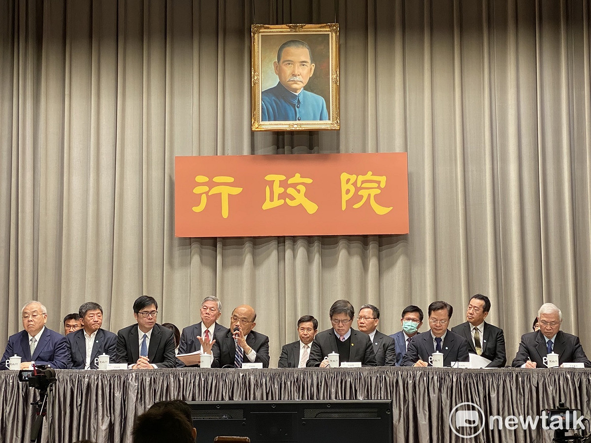 行政院長蘇貞昌率領13官員召開記者會，僅交通部長林佳龍戴口罩。 圖：周煊惠 ／攝